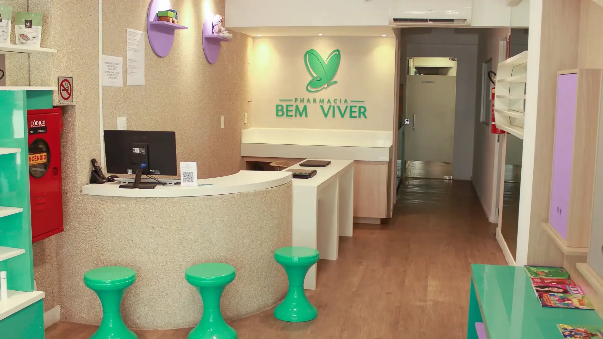 Balcão de atendimento da Pharmacia Bem Viver, na loja do bairro de Lourdes, em Belo Horizonte